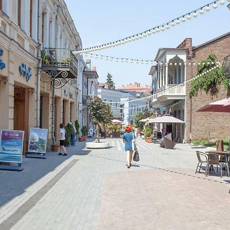 Wehost Apartment On A Colorful Street تبليسي المظهر الخارجي الصورة