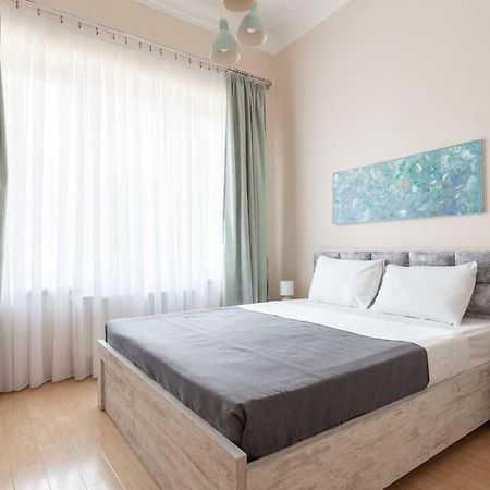 Wehost Apartment On A Colorful Street تبليسي المظهر الخارجي الصورة
