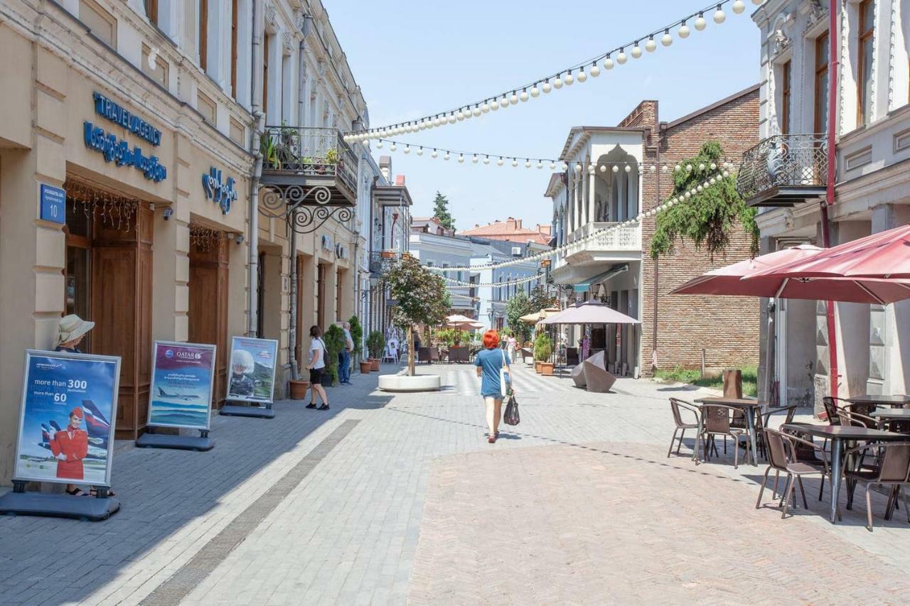 Wehost Apartment On A Colorful Street تبليسي المظهر الخارجي الصورة