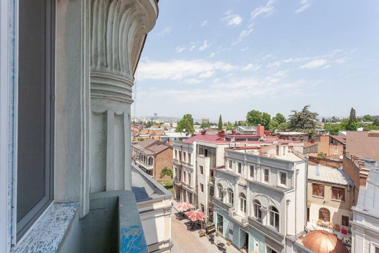 Wehost Apartment On A Colorful Street تبليسي المظهر الخارجي الصورة