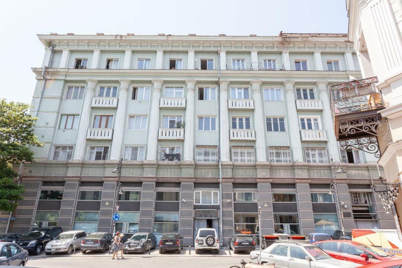 Wehost Apartment On A Colorful Street تبليسي المظهر الخارجي الصورة